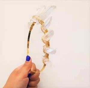 Détail macro de cristaux enveloppés à la main sur un serre-tête couronne en fil doré