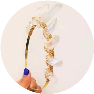 Serre-tête couronne en cristal blanc et fil doré fait main pour un style bohème
