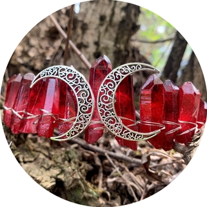 Couronne de cristaux rouges artisanale avec pierres brutes et décor de lune argentée