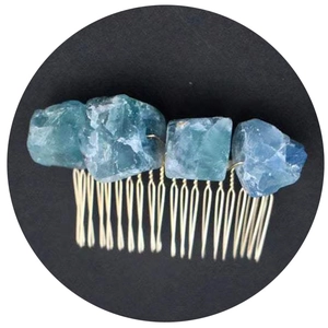 Pettine per capelli dorato fatto a mano con cristalli di fluorite naturale blu e verdi