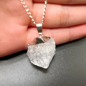 Natural Raw Crystal Pendant Necklace For Women Irregular Clear Quartz Amethyst Stone Electroplated Alloy Chain Jewelry