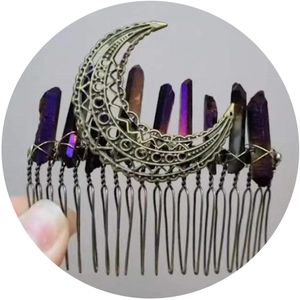 Böhmischer Mond-Kristall-Haarkamm mit rohen violetten Quarzen und Bronzemond-Detail