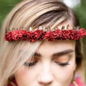 Böhmisches Stirnband mit roten Blumen und natürlichen Kristallsteinen verziert