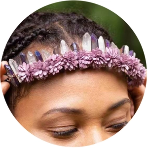 Böhmisches Kristall Kronen Stirnband mit Naturquarzsteinen und lila Stoffblumen
