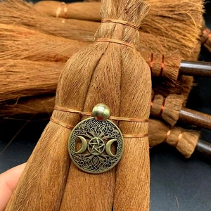 Mini escoba de bruja wicca para coche con cristal y colgante de luna celta artesanal