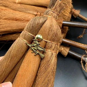 Mini escoba de bruja Wicca para coche con colgante de bronce y detalles de cristal