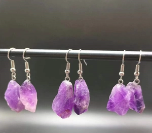 Detailansicht von drei Paaren roher lila Amethyst-Ohrringe mit silbernen Haken