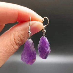 Natürliche lila Amethyst-Ohrhänger mit silbernen Metallhaken für einen Bohemian-Look