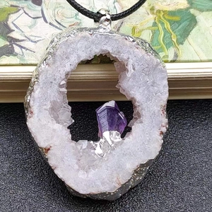 Collier géode d'agate irrégulière avec pointe d'améthyste naturelle et bord argenté