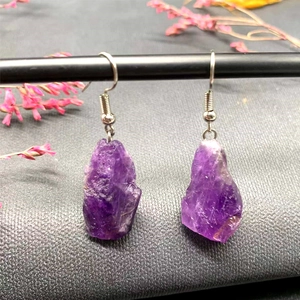 Böhmische Ohrhänger aus natürlichem lila Amethyst mit silbernen Metallhaken für Damen