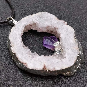 Collier géode d'agate irrégulière avec placage d'argent et pendentif cristal d'améthyste
