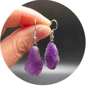 Natürliche lila Amethyst-Ohrringe mit Silberhaken im böhmischen Rohstein-Stil