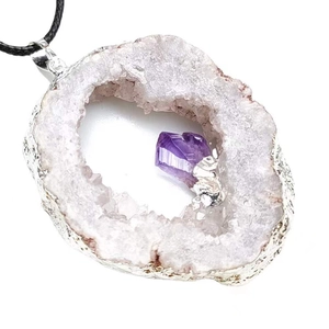 Collier géode d'agate irrégulière avec cristal d'améthyste violette et bords argentés
