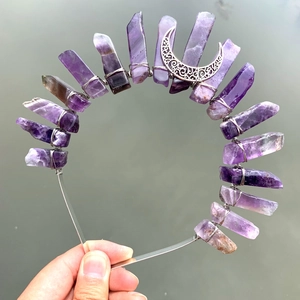 Détails des cristaux d'améthyste violets et du croissant de lune argenté sur le diadème