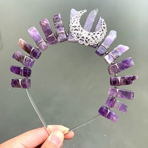 Détails d'un bandeau en améthyste fait main avec croissant de lune et fils métalliques