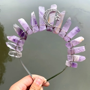 Détails de cristaux d'améthyste violets bruts et croissant de lune argenté sur couronne