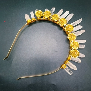 Dettaglio di cerchietto con fiori dorati e cristalli bianchi naturali stile boho