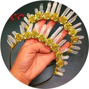 Cerchietto a fiori dorati con colonne di cristallo bianco e rose metalliche corona