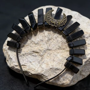 Couronne de mariée gothique avec pierres noires polies et breloque lune dorée