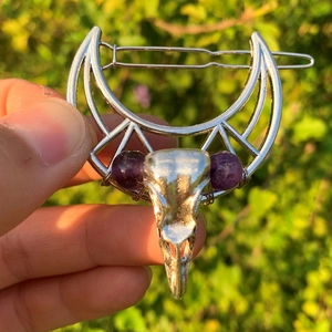 Gothic Haarspange mit hohlem Mondmotiv, Krähenschädel-Design und lila Perlen