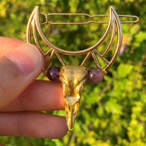 Haarklammer im Gothic-Stil mit goldenem Halbmond, Rabenschädel-Relief und violetten Perlen