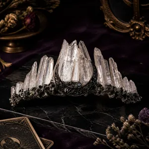 Couronne en cristaux blancs bruts faite main avec un croissant de lune style gothique