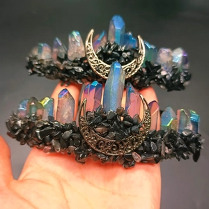 Dettaglio della corona lunare fatta a mano con cristalli blu e pietre nere naturali