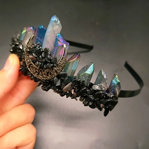 Dettaglio corona di cristallo aura artigianale con pezzo centrale a luna nera vintage