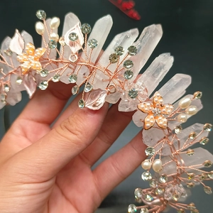 Detailansicht der handgefertigten Bergkristall-Krone mit roségoldenen Blumen-Strass