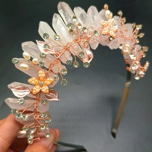 Kronen Stirnband aus weißem Bergkristall mit Blumen Strass und roségoldener Drahtwicklung