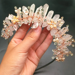 Handgefertigte Braut-Tiara mit natürlichen weißen Kristall-Säulen und Roségold-Akzenten
