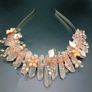 Detail eines Roségold-Haarreifs mit rosa Kristallspitzen, Perlen und Strasssteinen