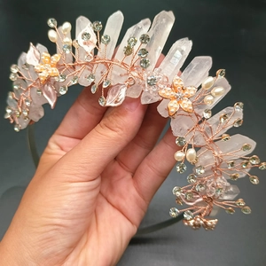 Detailansicht eines handgefertigten Braut-Diadems aus Bergkristall mit roségoldenem Drahtdekor