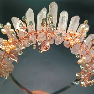 Details von roségoldenen Drahtwicklungen auf Bergkristall und Perlenblumen Diadem