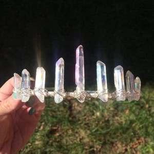 Corona di cristallo aurora fatta a mano con filo d'argento e punte di quarzo grezzo