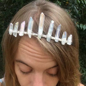 Dettaglio della corona con cristalli di quarzo aura avvolti in filo d'argento