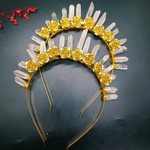 Corona di fiori dorati fatta a mano con cristalli di quarzo bianco stile boho