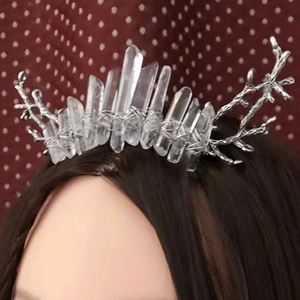 Détail macro d'une couronne en cristal de quartz naturel fait main avec branches argentées