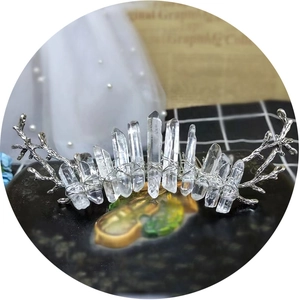 Couronne artisanale en cristal de roche avec fil d'argent sur base artistique