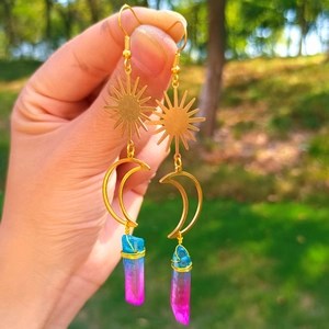 Boucles d'oreilles bohèmes lune et soleil dorées avec cristaux dégradés bleu et violet