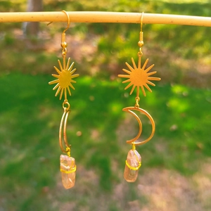 Boucles d'oreilles bohèmes lune et soleil avec cristal naturel rose et fil doré