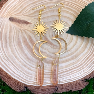 Détail de boucles d'oreilles soleil et lune avec quartz orange et fil doré bohème chic