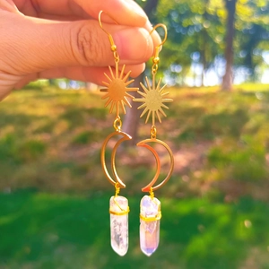 Boucles d'oreilles bohèmes soleil et lune en or avec pendentifs en cristal naturel