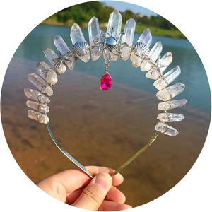 Couronne en cristal avec étoiles de mer, lunes et une pierre précieuse goutte rose