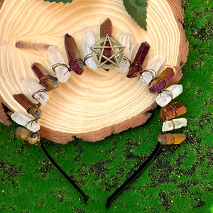 Détail de la couronne en cristal naturel avec pentagramme sur fond mousse et bois