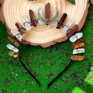 Serre-tête couronne en cristal bohème avec pierres blanches et violettes sur bois naturel