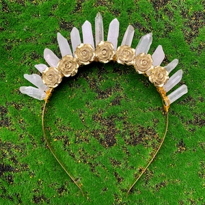 Détail du bandeau en cristal de quartz avec roses dorées sur fond de mousse verte naturelle
