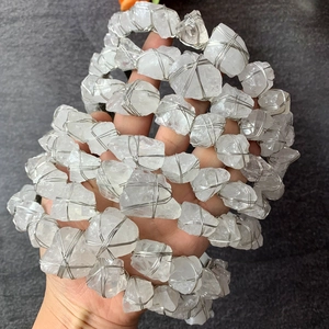 Dettaglio macro di cristalli di quarzo grezzi fatti a mano su cerchietti da sposa