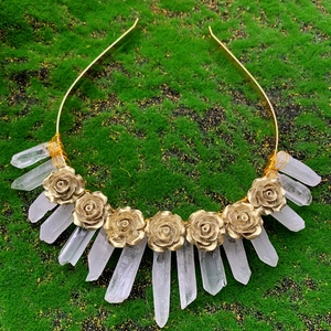 Détail de sept roses dorées et cristaux blancs sur un serre-tête de mariée bohème