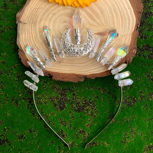 Serre-tête couronne de lune en cristal fait main pour fêtes sur fond de mousse naturelle